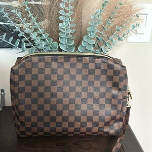 Wristlet cosmetic bag. Multiuse. Designer print.